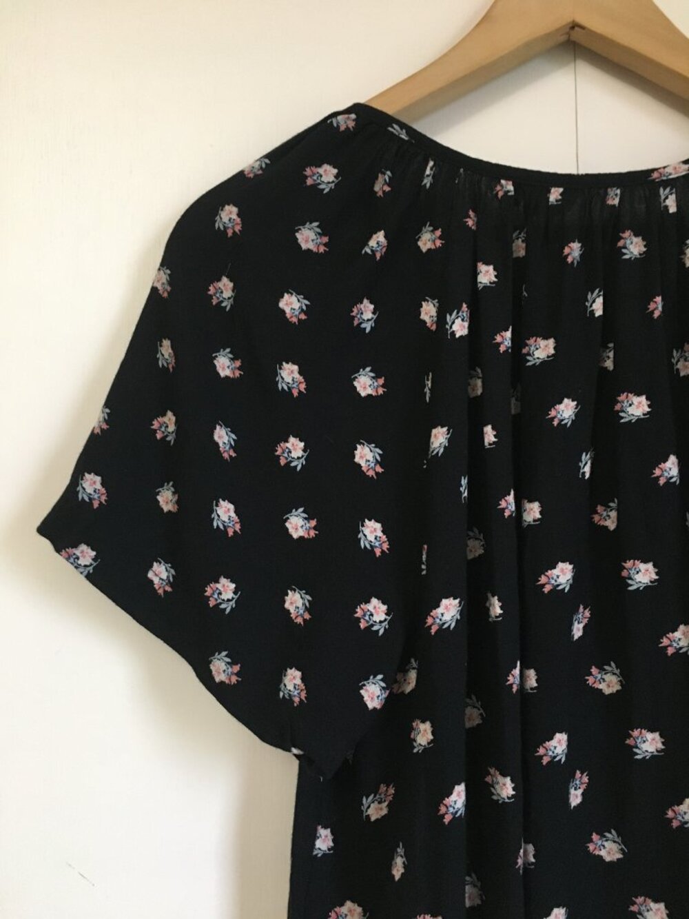 GAP Black Ditsy Floral Flutter Sleeve Tie Front Keyhole Blouse Rayon XS - Picture 9 of 16